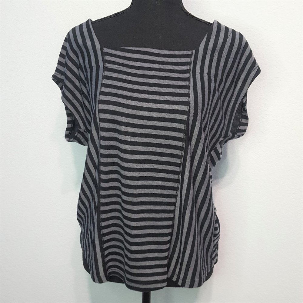 Pleione Stripe Black/Gray V-Back Shirt Size L